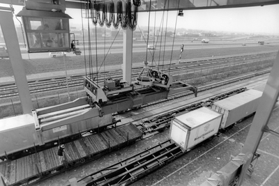 171615 Gezicht op het overslagterrein voor containers van Europe Container Terminals (E.C.T.) bij de Eemhaven te Rotterdam.